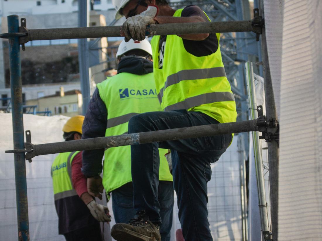 Trabajadores de la construcción con casco en obra