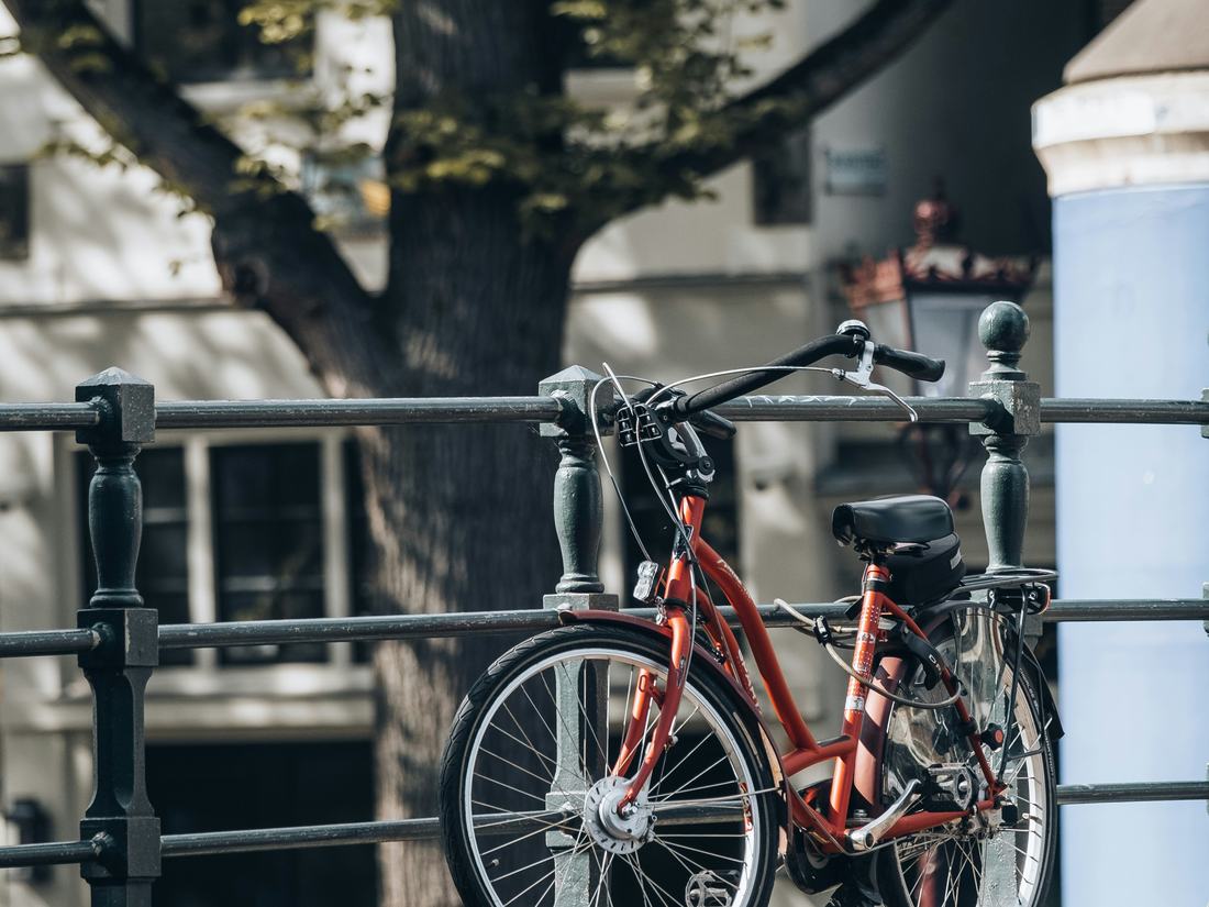 Bicicleta estacionada en una calle de la ciudad