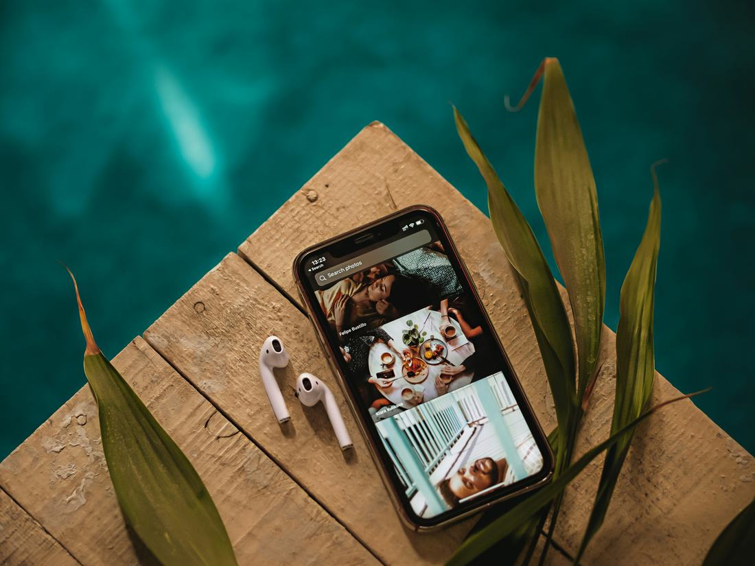 Celular apoyado sobre una mesa de madera