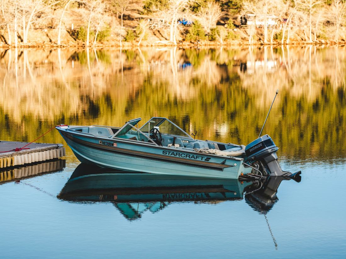 Lancha amarrada en un lago en calma
