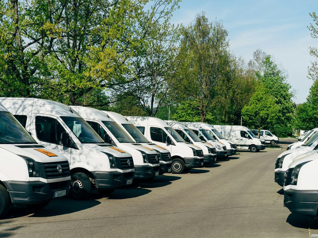 Flota de camionetas blancas estacionadas