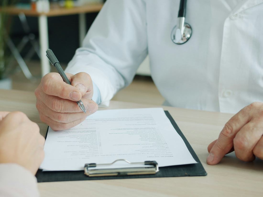 Médico conversando con un paciente