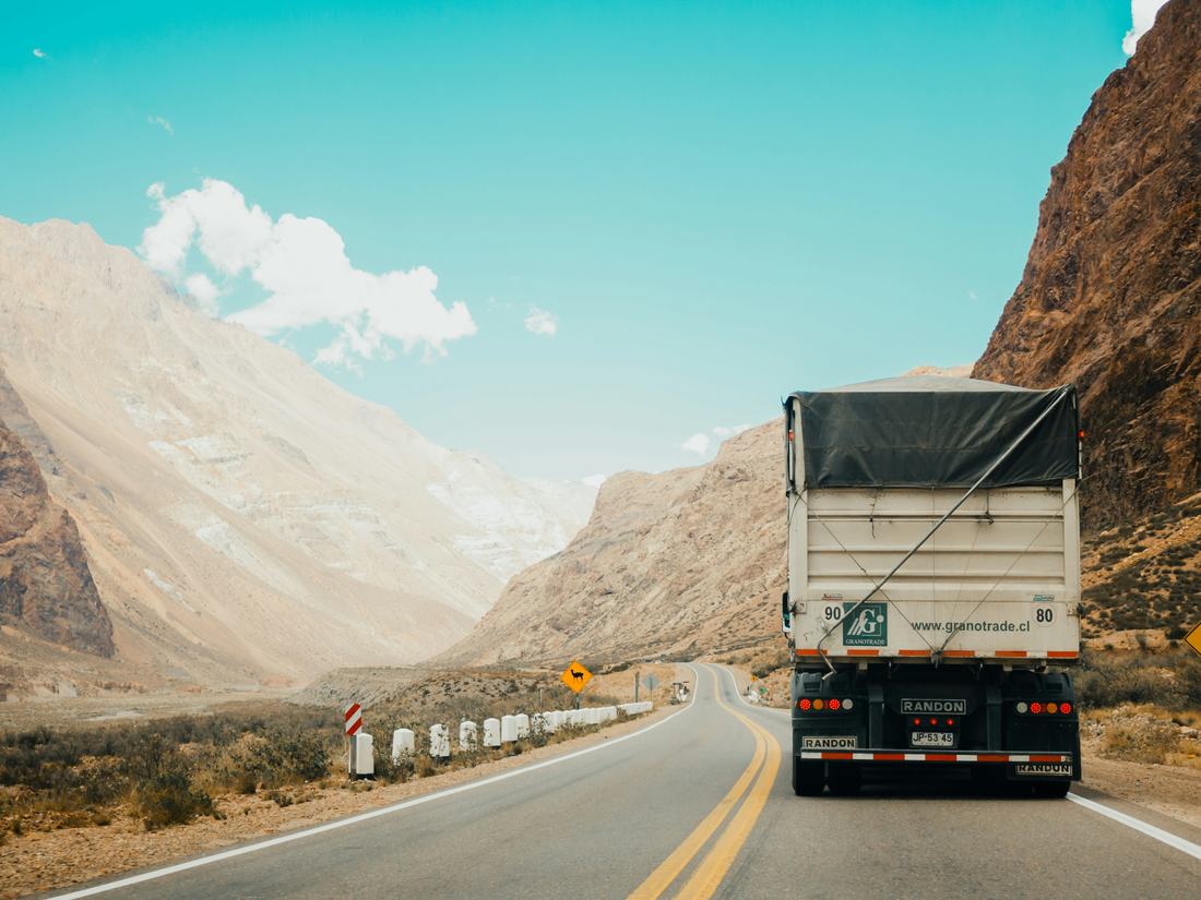 Camión de carga circulando por una ruta de montaña